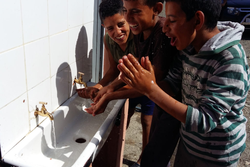 Remise en eau des sanitaires dans l’école d’Abdenour