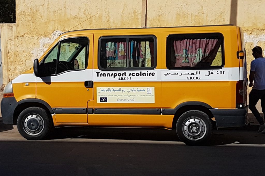 Don d'un premier minibus ramassage scolaire