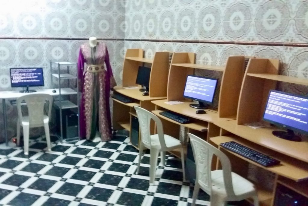 Installation de l'informatique dans l'atelier de formation à la couture d'ADCOZ en 2017