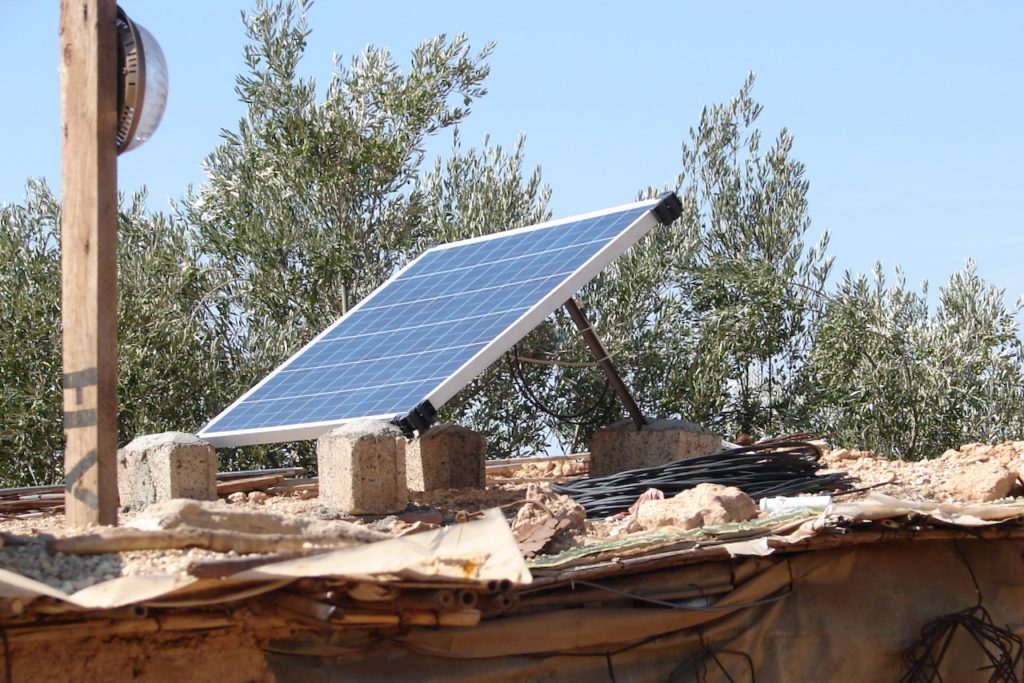 Multiples installations de panneaux photovoltaïques chez les particuliers qui n'auraient jamais eu d'électricité sans cette installation